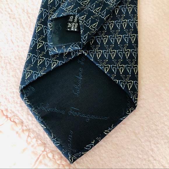 Ferragamo silk tie timeless good taste and quality - Picture 4 of 5